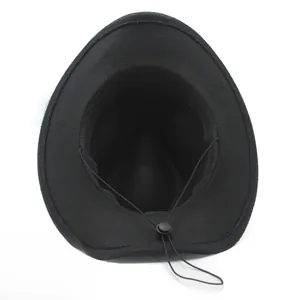 Vue intérieure du chapeau en feutre noir avec cordon de serrage réglable pour maintien