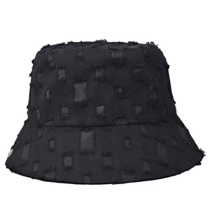 Bob noir élégant 2024 pour femme avec détails déchirés et finitions effilochées