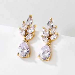 Detailaufnahme goldener Ohrhänger mit Zirkonia in Birnen- und Marquise-Schliff