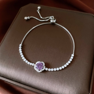 Détail du bracelet réglable argenté avec pierre ronde violette et pavé de zircons
