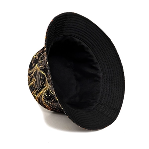 Bob classique noir avec motif phénix paisley doré pour la protection solaire