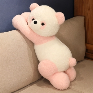 Détail de la texture pelucheuse rose et blanche d'une housse de panda en peluche