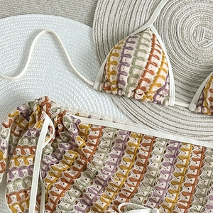 Détail d'un bikini en crochet au motif ondulé vintage et couleurs estivales vives