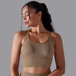 Détail d'une brassière de sport sans couture avec large bande côtelée de maintien