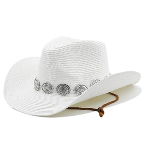 Cappello da cowboy in paglia bianca con cinturino in metallo e cordino sottogola