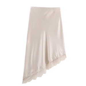 Jupe midi en satin champagne élégante avec ourlet en dentelle asymétrique et fini soyeux