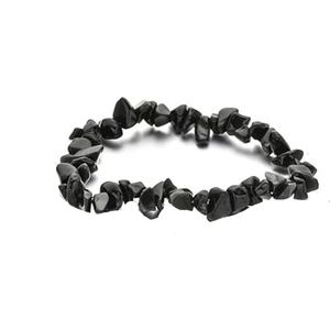 Nahaufnahme der polierten schwarzen Obsidian-Splitterperlen auf einem Stretch-Armband