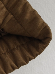 Vue détaillée des poignets plissés élastiques sur une veste vintage marron foncé