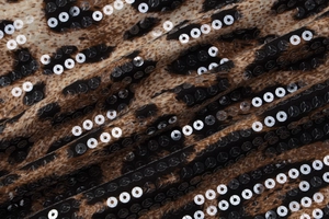 Gros plan sur le tissu à imprimé léopard avec des paillettes transparentes étincelantes