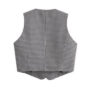 Détail du motif pied-de-poule noir et blanc sur le dos de cette veste courte