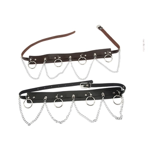 Details von Punk-Ledergürteln in Schwarz und Braun mit Metallringen und hängenden Ketten