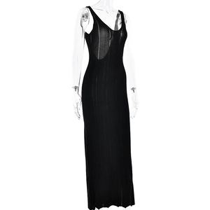Détail de la robe noire sans manches en maille montrant le tissu rayé et transparent