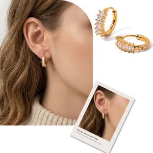 Boucles d'oreilles créoles en acier plaqué or 18k avec zircons rectangulaires
