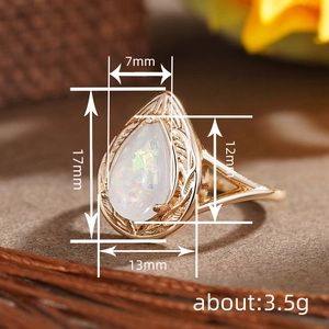 Roségoldener Ring mit birnenförmigem Opal, Blatt-Dekorrand und geteiltem Ringschaft