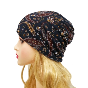 Bonnet en maille bleu marine avec motif paisley présenté de profil sur un mannequin