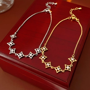 Détails de bracelets étoiles en or 18k avec zircon sur un coffret à bijoux rouge