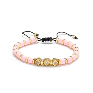 Verstellbares gewebtes Armband mit rosa Perlen und drei vergoldeten Zirkonia-Würfeln