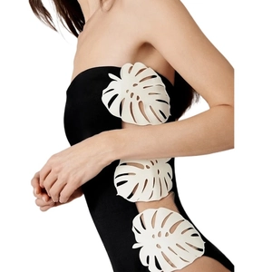 Elegante costume da bagno nero con ritagli laterali a foglia di monstera bianca e vestibilità