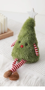 Dettaglio della bambola di peluche ad albero di Natale verde con gambe a righe e stella