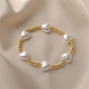 Bracelet minimaliste perles avec boules dorées et perles blanches en forme de cœur