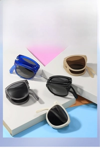 Vue détaillée de lunettes de soleil pliables pour enfants en cinq coloris variés