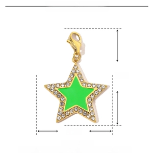 Dettaglio del ciondolo a stella con smalto verde e strass che mostra l'altezza di 35mm
