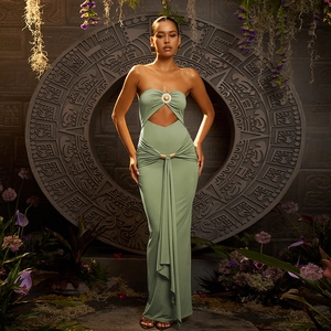 Détail de la robe bustier vert olive avec découpe sur la poitrine et boucle métallique