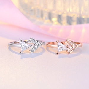 Minimalist hollow ring in silver and rose gold with V-shape and triangular crystal