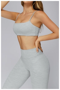 Dettaglio del tessuto grigio spazzolato del reggiseno sportivo con scollo quadrato e spalline