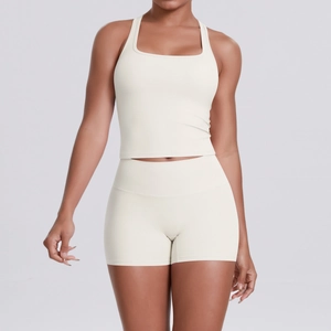 Détail de l'ensemble de yoga crème montrant la brassière de sport et le short gainant