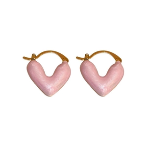 Orecchini a cuore rosa con base in metallo dorato e finitura in smalto lucido