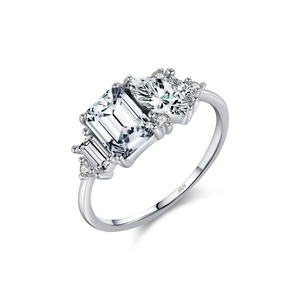 Bague élégante en argent s925 avec diamants de synthèse tailles émeraude et poire sur fond blanc