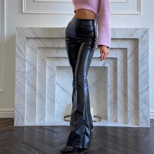 Vue détaillée du pantalon évasé noir en similicuir à taille haute et fini brillant
