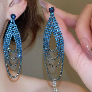Détail de boucles d'oreilles en cristal bleu à plusieurs niveaux avec tige argent