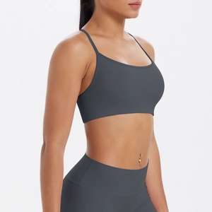 Vue détaillée de la brassière de yoga gris foncé et du legging taille haute sur mannequin