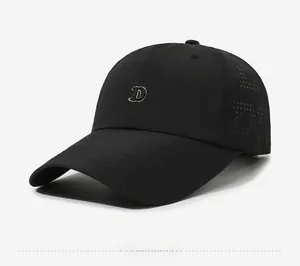 Dettaglio dei fori di ventilazione laser e logo D ricamato sul cappellino nero