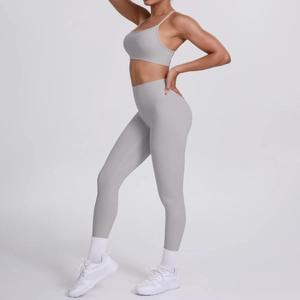 Detailansicht eines grauen nahtlosen Yoga-Sets mit Racerback-Sport-BH und High-Waist-Leggings