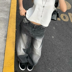 Photo en extérieur d'un jean large à taille haute avec un dégradé de gris délavé rétro