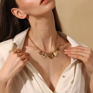 Collana vintage in acciaio inossidabile placcato oro 18K con ciondoli a cuore e quadrifoglio