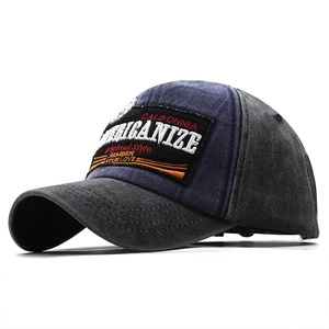 Dettaglio cappellino baseball vintage con scritte California ricamate in 3D e patchwork