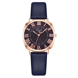 Montre femme à boîtier or rose avec cadran bleu à chiffres romains et bracelet cuir