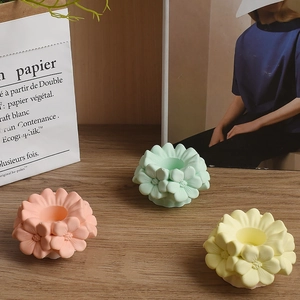 Makrodetail der dreifarbigen Blumenkerzenhalter auf einer Holzoberfläche mit gemütlichem Flair