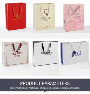 Variedad de bolsas de regalo de papel con asas de cinta y detalles de lámina dorada