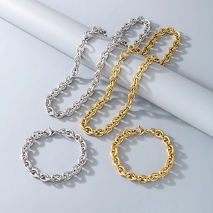 Ensemble collier et bracelet en acier inoxydable or et argent sur des supports design