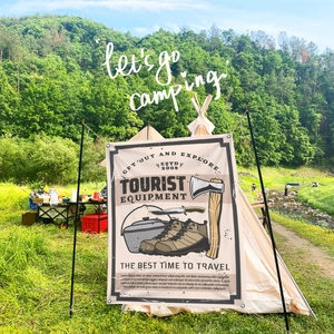 Détail de la bannière de camping vintage avec illustrations d'équipement sur une tente