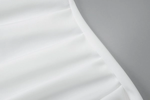 Vue détaillée en gros plan du tissu en sergé blanc avec des coutures de bordure précises