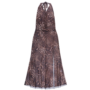 Detailansicht des Neckholder-Maxikleides mit Leopardenmuster und hohem Seitenschlitz