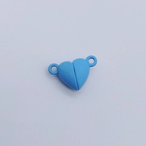 Detalle macro de cierres magnéticos en forma de corazón azul con anillos conectores