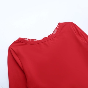 Dettaglio dello scollo in maglia rossa con patchwork di pizzo e cuciture di alta qualità