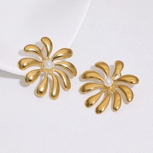 Boucles d'oreilles perle en acier titane plaqué or 18 carats avec design de pétales